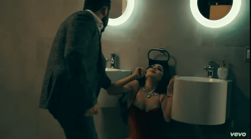 Mientras su amada se esconde en el baño, Gerardo la encuentra y de un jalón la levanta para terminar con su venganza.