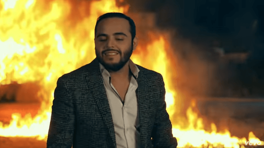 Al final, el cantante se va sonriendo, tras prenderle fuego al automóvil.