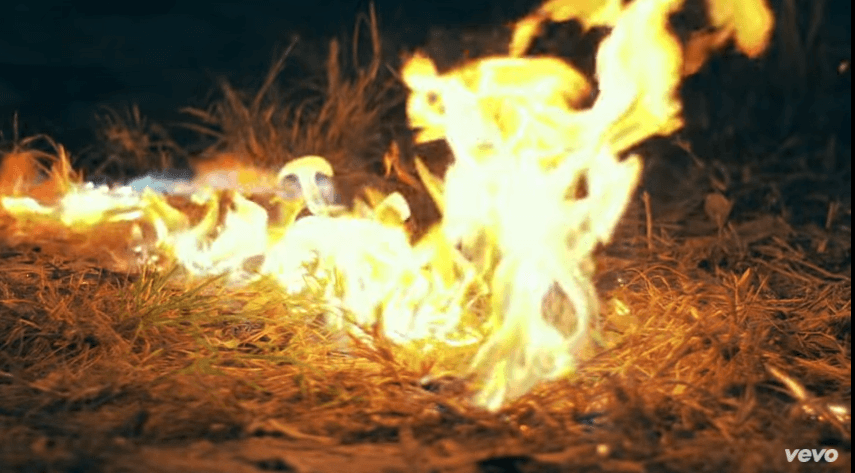 En donde le prende fuego al auto.