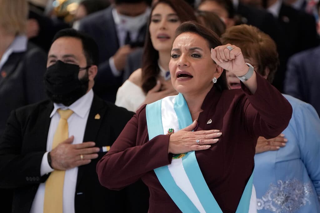 Xiomara Castro jura su cargo como primera mujer presidenta de Honduras en el estadio Nacional de Tegucigalpa, Honduras, el jueves 27 de noviembre de 2022.