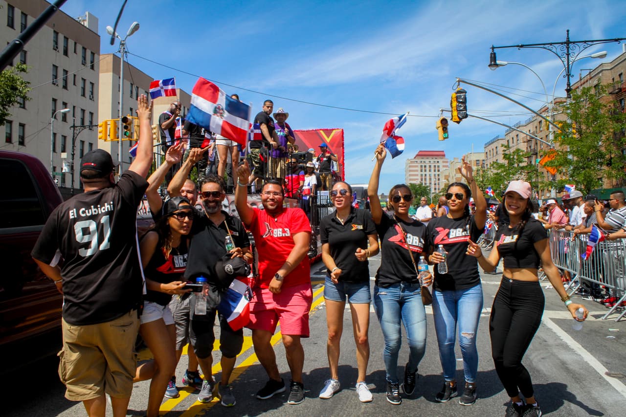 El equipo de La X activo celebrando el orgullo dominicano.