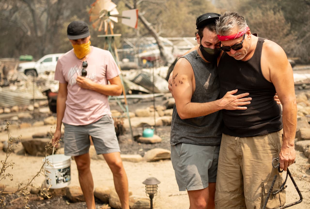 En esta foto, residentes del LNU Lightning Complex fire in Vacaville, California regresan a lo que fue su casa para encontrar solo cenizas.