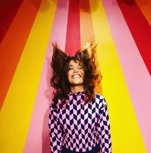 A Karla le gusta enseñar los dientes, el mejor accesorio de su rostro es su sonrisa.