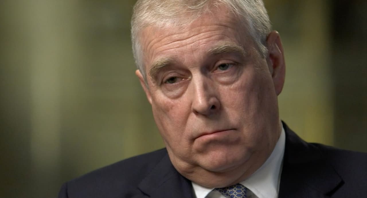 Y es que después de que la charla fue transmitida, el duque de York fue duramente criticado. Incluso Dickie Arbiter, exoficial de prensa del palacio de Buckingham, aseguró que la entrevista resultó 
<b><a href="https://www.univision.com/famosos/estupido-insoportable-y-hasta-repugnante-entrevista-donde-el-principe-andrew-se-defiende-genera-duras-criticas-fotos">"insoportable".</a></b>
<br>