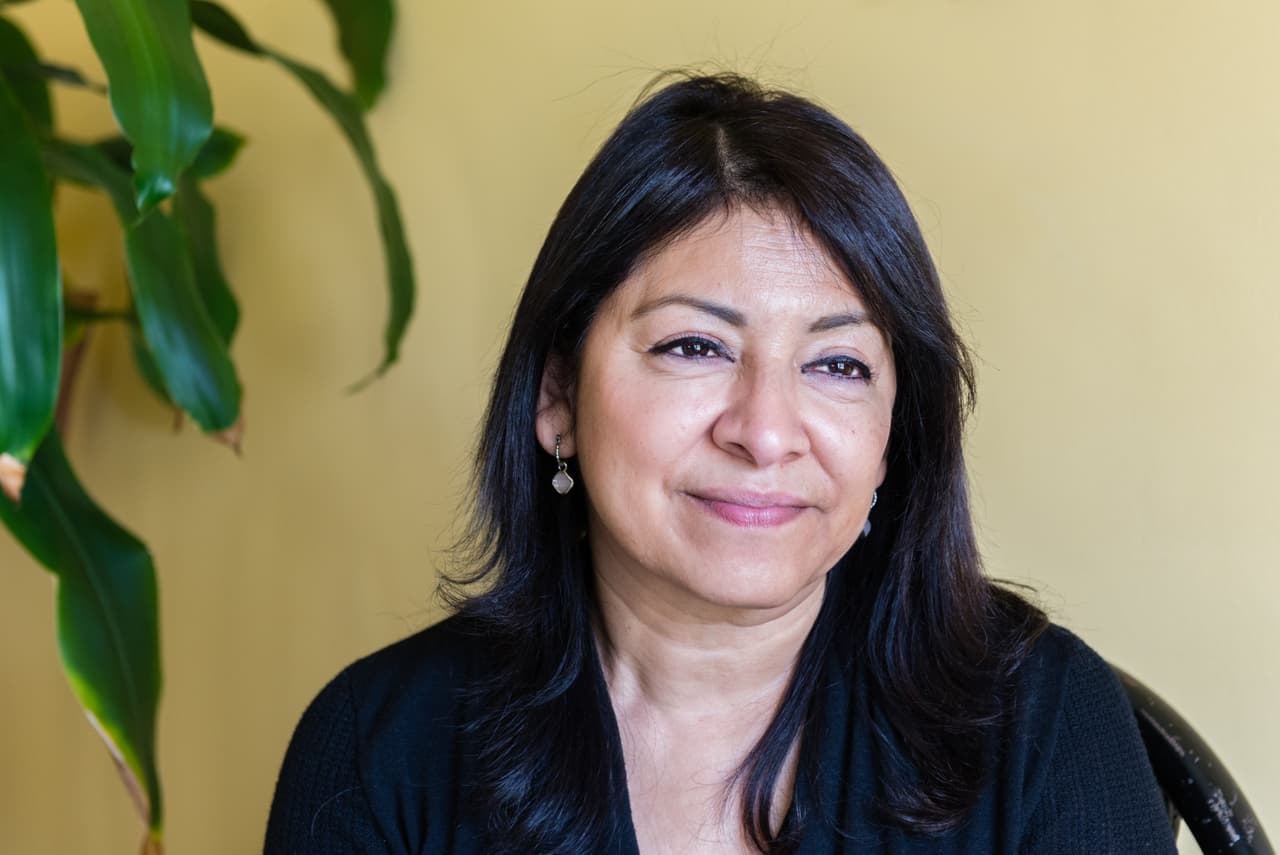 Tania Yanes cuida a su mamá, Blanca Rosa Rivera, quien tiene Alzheimer. "Es normal deprimirse cuidando a una persona con esta enfermedad", confiesa. A la carga emocional, se le suman las preocupaciones económicas. 
<b>En promedio, una familia latina gasta 44% de su ingreso anual en cuidar de sus parientes,</b> según un 
<a href="https://www.aarp.org/content/dam/aarp/research/surveys_statistics/ltc/2016/family-caregiving-cost-survey-res-ltc.pdf">reporte</a> de 2016. El gasto mensual de su propio bolsillo es de 7,000 dólares o más, dependiendo de si viven con ellos en casa o los cuidan a distancia.