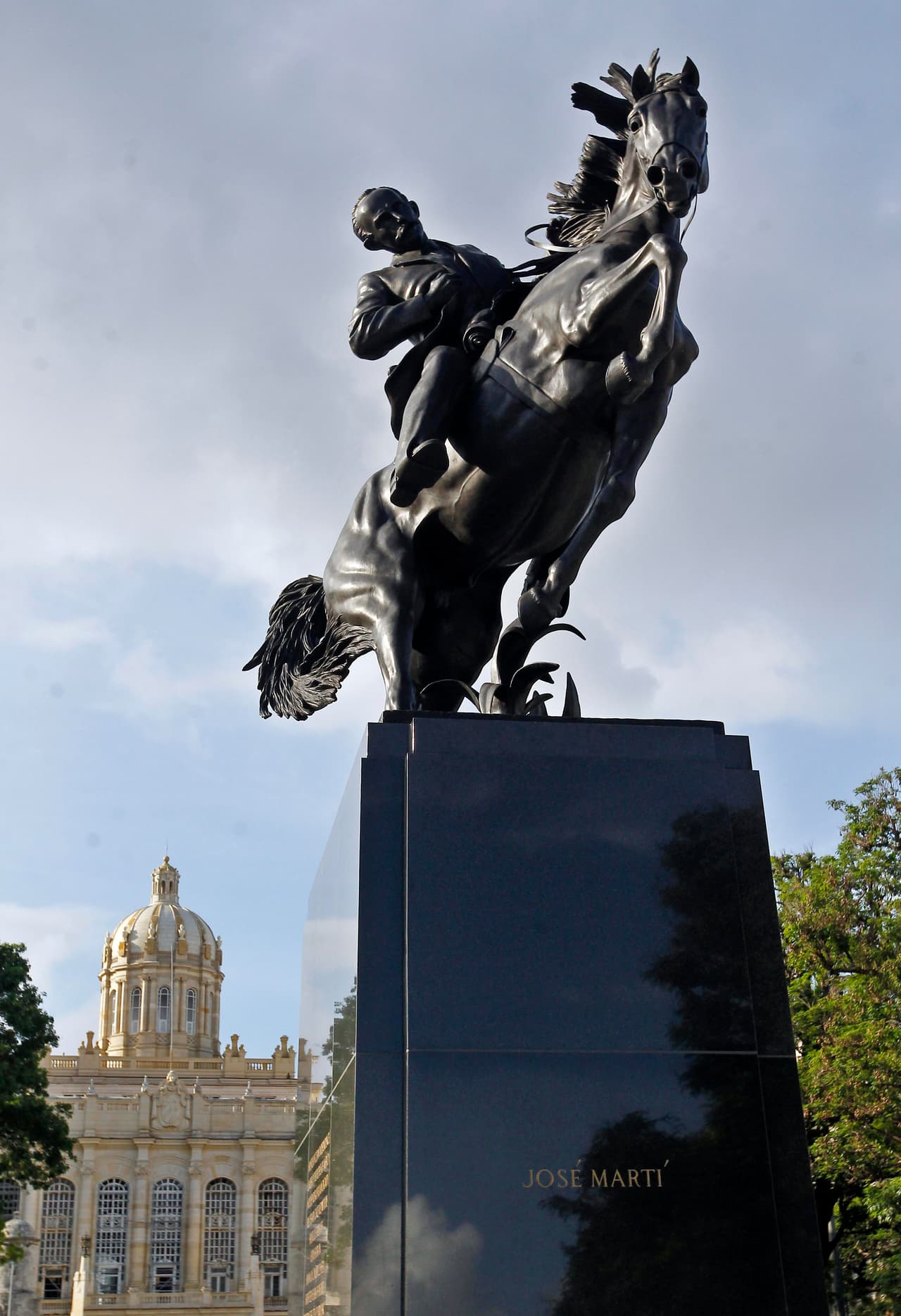 The statue was set on a black marble base outside the Museum of the Revolution, facing out toward the Bay of Havana.
