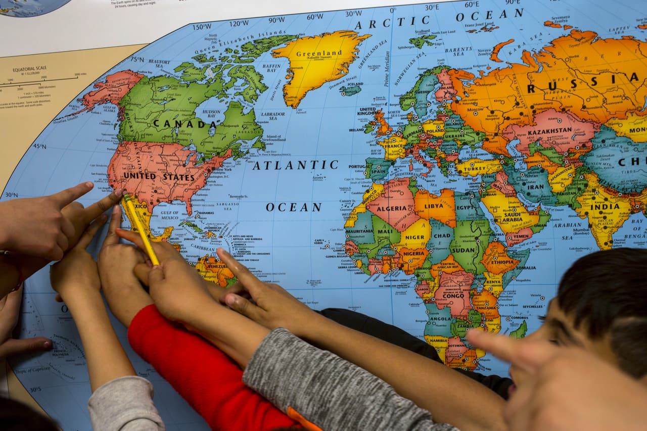 Niños de cuarto grado apuntan en el mapa donde viven en la escuela primaria Columbus, de Columbus, Nuevo México. 31 de marzo de 2017.