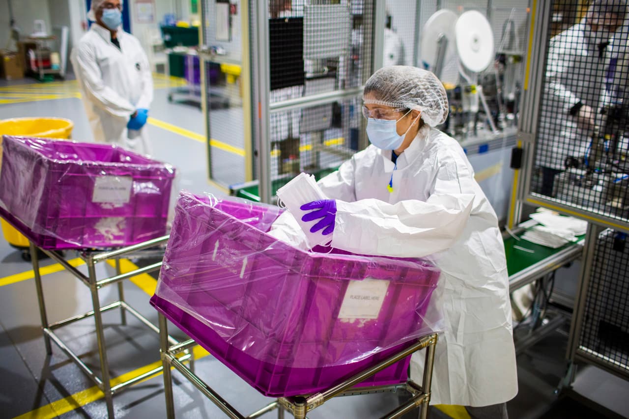 Producción de mascarillas faciales en la planta de transmisiones de Ford en Sterling Heights, Michigan.