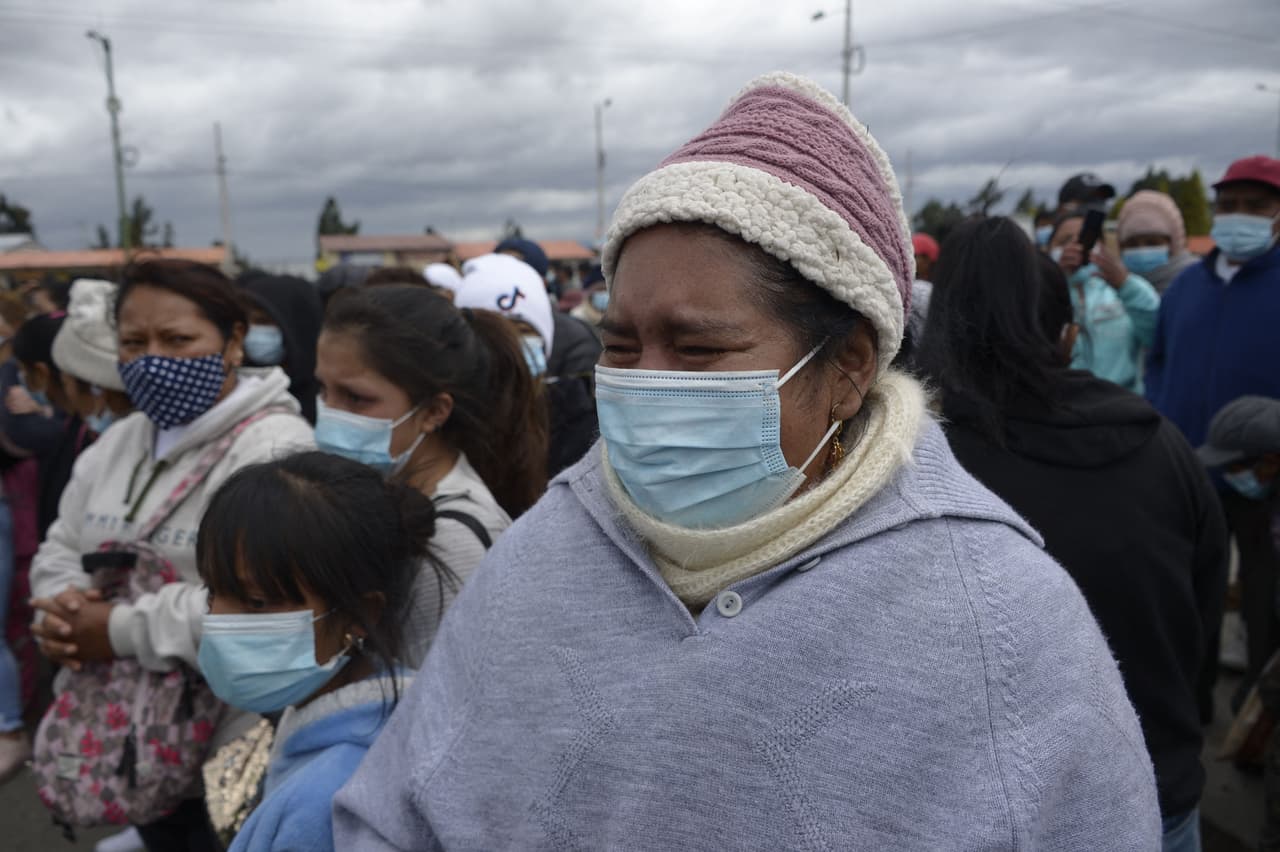 Los alrededores de las cárceles permanecían fuertemente resguardados por policías y militares, en tanto que familiares de reos se acercaban en busca de información. El Servicio Nacional de Atención Integral a Privados de la Libertad (SNAI) suspendió actividades "que puedan poner en riesgo a la población penitenciaria y funcionarios administrativos". Una fuente de la entidad señaló a la AFP que en algunos centros se cancelaron las visitas.