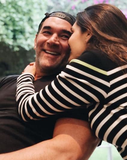 "[...] (Eduardo Santamarina) es chistoso y siempre está haciendo bromas de todo, entonces, todos los momentos son más divertidos. Pero cuando escribe, sí me enamora [...] Escribe muy bonito [...]", señaló Villanueva.