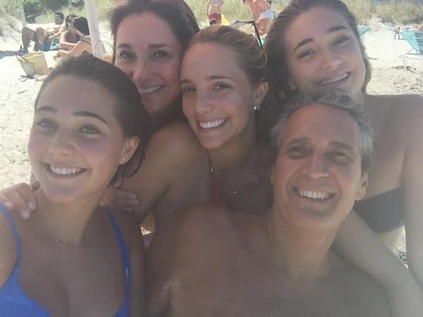 7 años fueron los que estuvo retirada de las telenovelas para criar a sus tres hijas, que en la actualidad son todas unas jóvenes de 22, 18 y 15 años. Su regreso a las telenovelas lo hizo en 'Corazones al límite' (2004) y fue una gran sorpresa para sus fans.