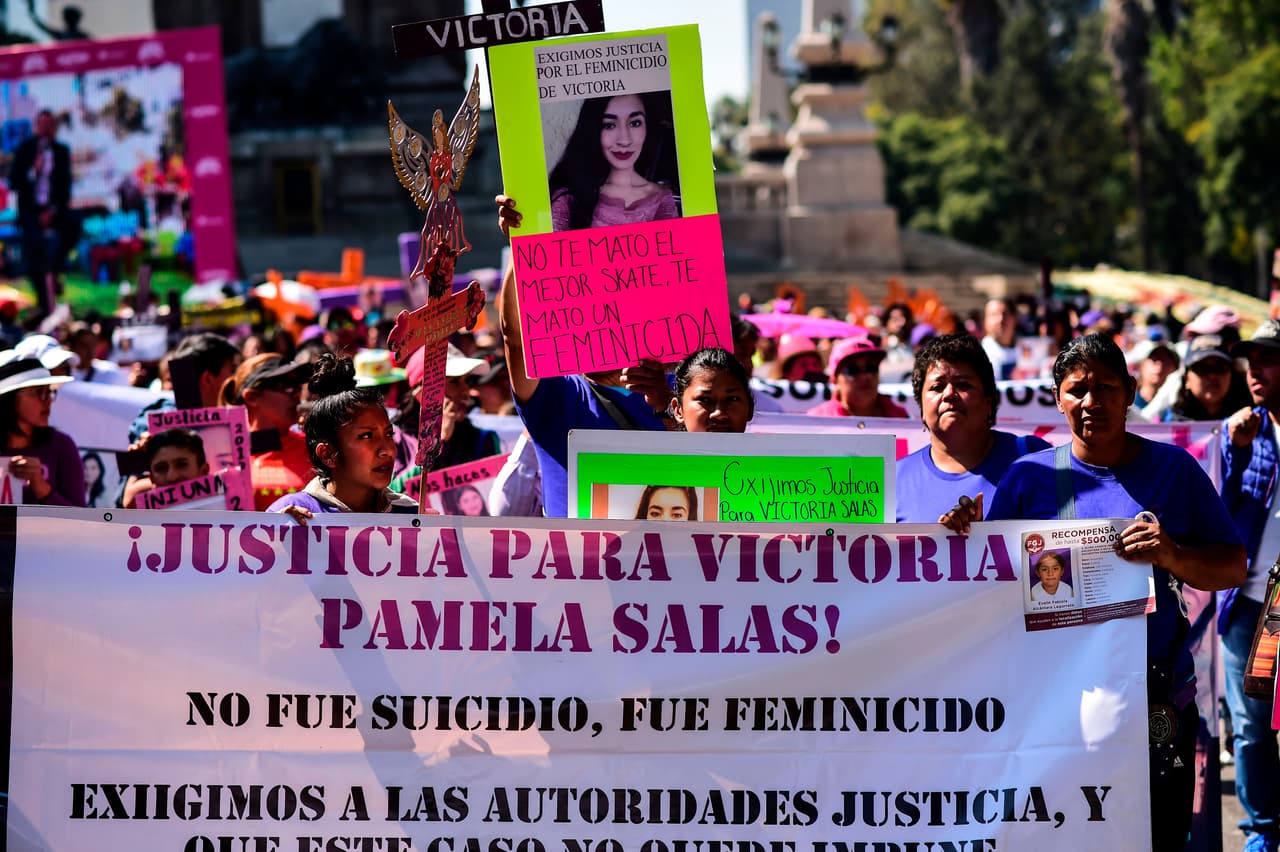 Cientos de personas caminan sobre la Avenida Paseo de la Reforma para exigir justicia por las mujeres asesinadas en México.
