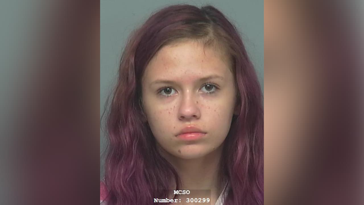 Arrestan a adolescente sospechosa de matar a un hombre prendiéndole fuego al noreste de Houston