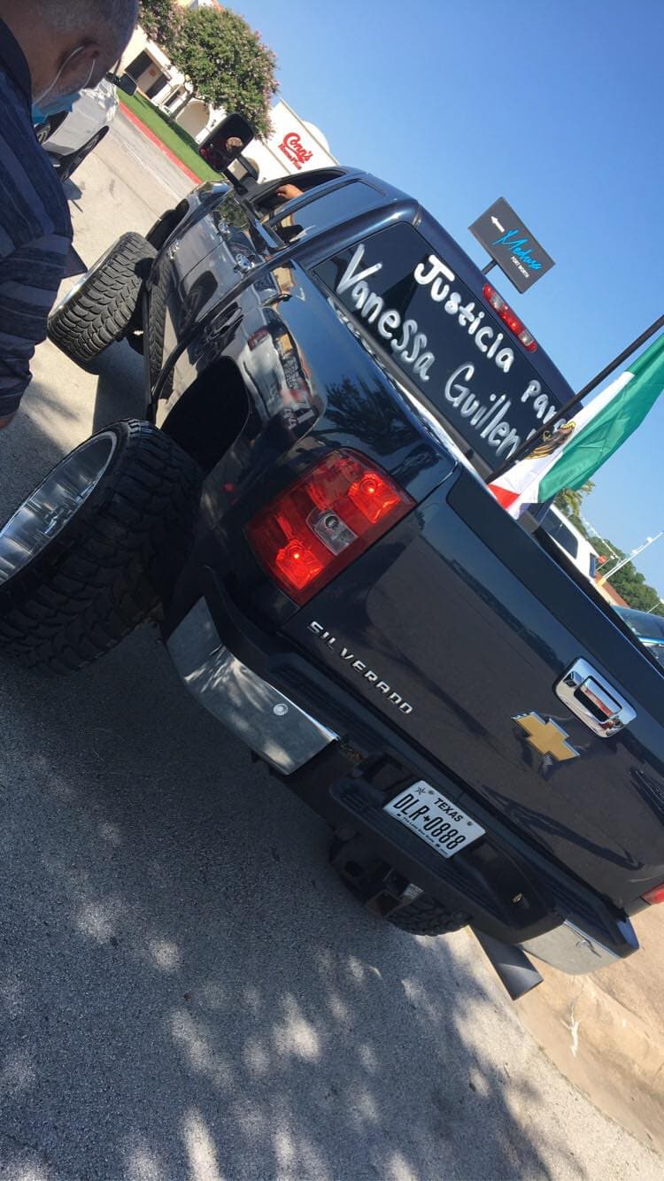 Recientemente un artista hispano pintó dos 
<b><a href="https://www.univision.com/local/dallas-kuvn/artista-hispano-pinta-el-segundo-mural-en-honor-de-la-soldado-vanessa-guillen-en-fort-worth-texas-fotos">murales</a></b> en la ciudad de Fort Worth para homenajear a Vanessa.