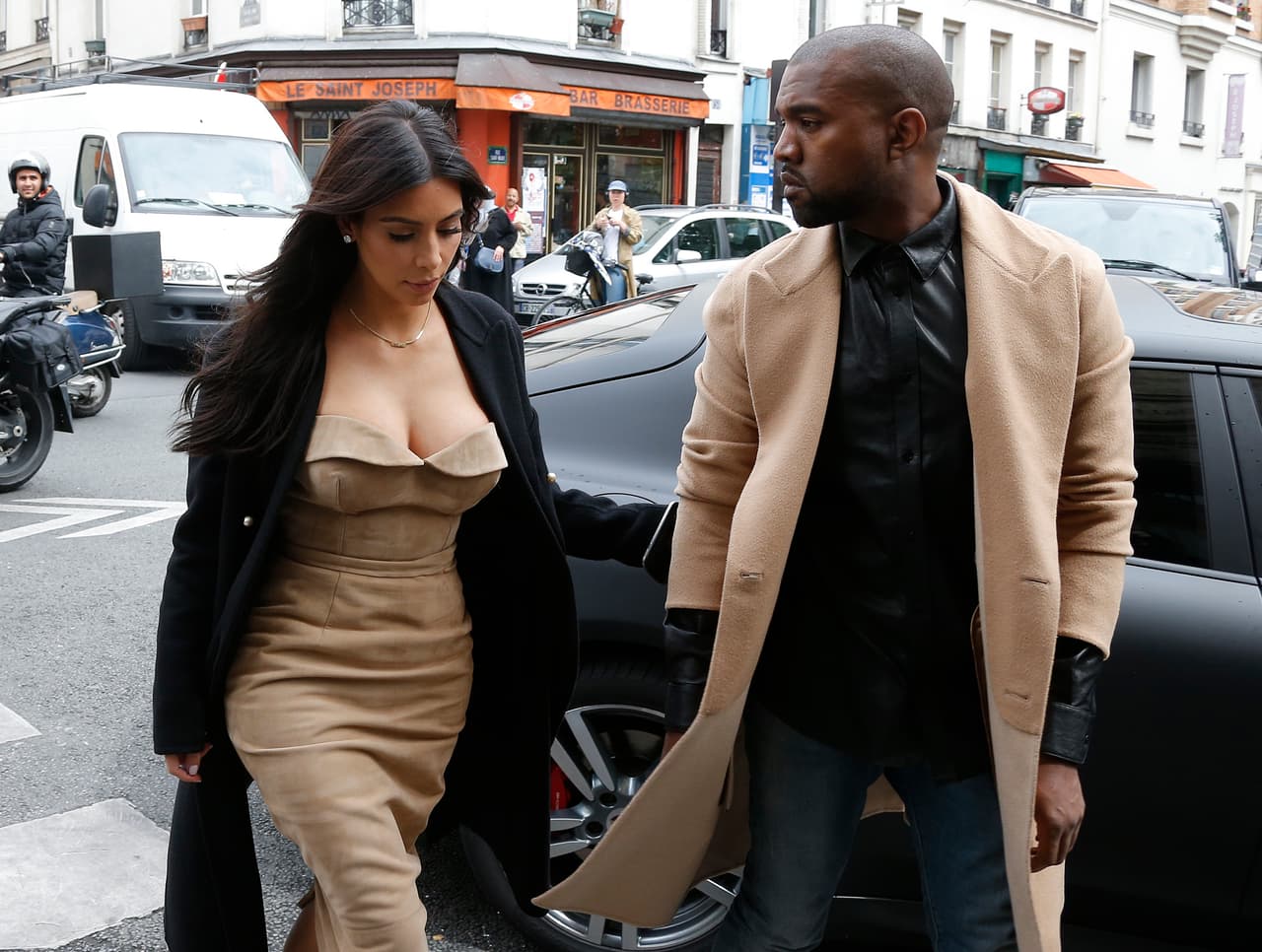 Este miércoles 6 de enero, sin embargo, 
<a href="https://www.tmz.com/2021/01/06/kim-kardashian-kanye-west-christmas-gifts-maybach-suv-james-turrell-artwork-marriage-counseling-divorce/" target="_blank">TMZ</a> reveló que Kim Kardashian y Kanye West habían pasado la Navidad juntos en casa, con sus 4 hijos. Pero no sólo eso, las fuentes consultadas aseguran que gastaron millones en sus respectivos regalos de Navidad.