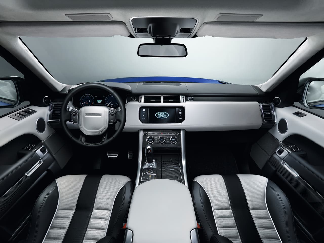 Las cifras oficiales publicadas por el fabricante aseguran que la Range Rover Sport SVR 2016-2017 puede acelerar hasta las 60 mph en 4.5 segundos y alcanzar una velocidad máxima de 162 mph (260 km/h).