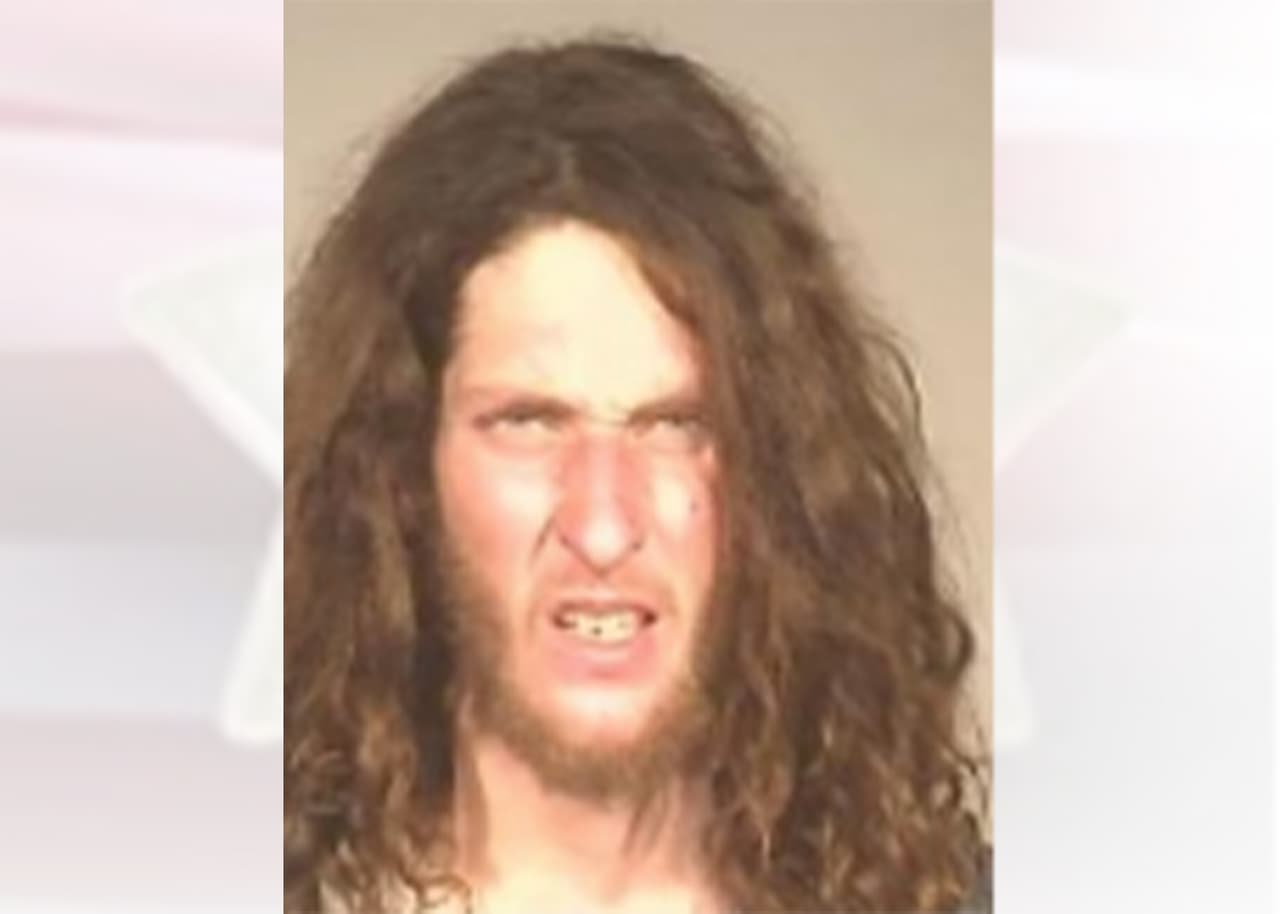 Nombre: James Baker
<br>Fecha de Nacimiento: 6/08/1998
<br>Orden de arresto: #20001032