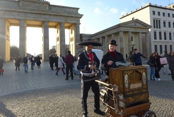 Mariachi organillero Puerta de Brandemburgo, Berlin. Siempre conviene llevar unas moneditas sueltas para hacer feliz al organillero. Foto: Karim Lutfi