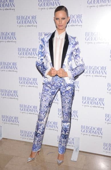 ¿Será que luce mejor Karolína Kurková que varios hombres vistiendo traje masculino? ¡Seguramente sí!