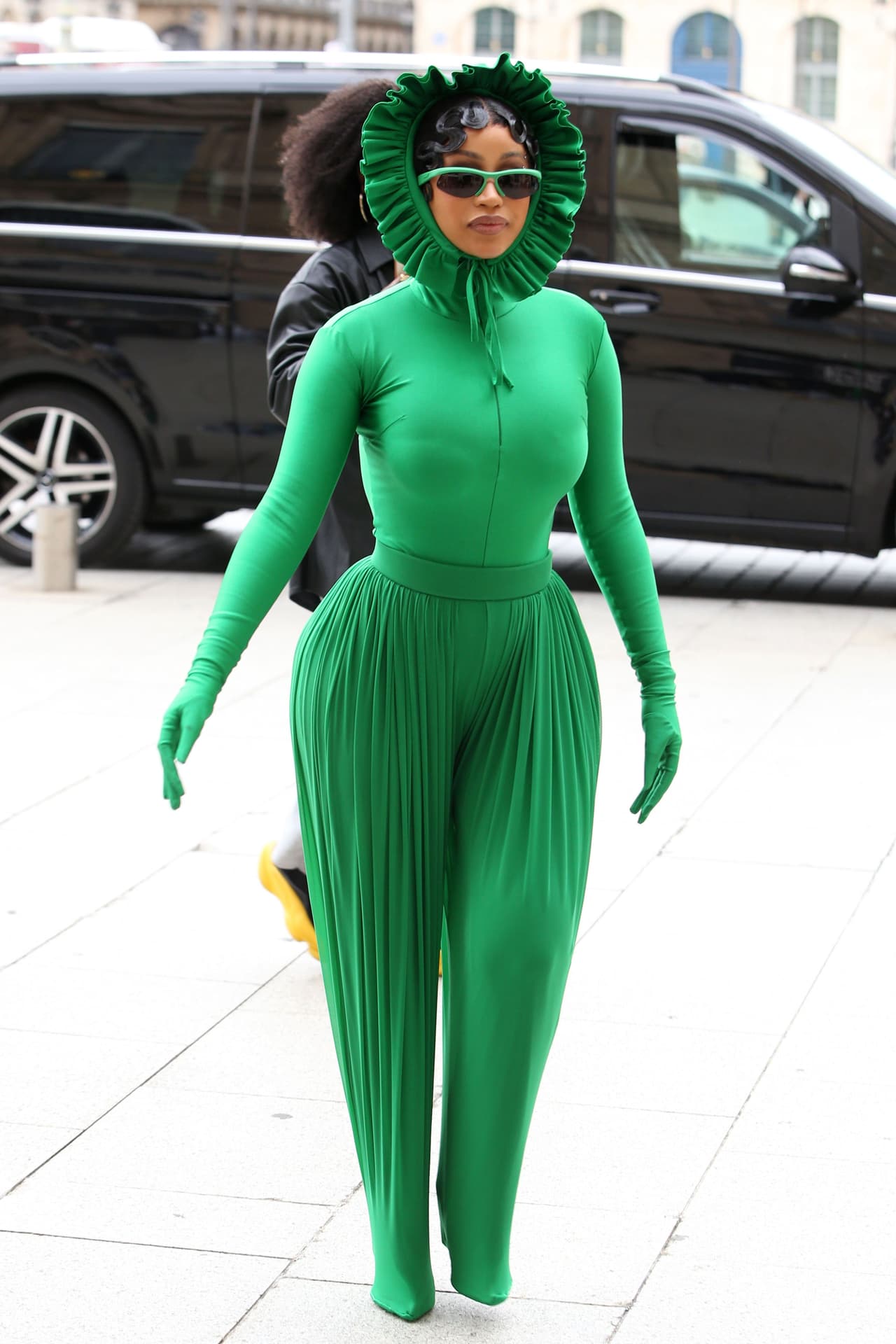 La única parte del cuerpo que estaba descubierta era su rostro, envuelto con una una especie de gorro con más pliegues.
<br>