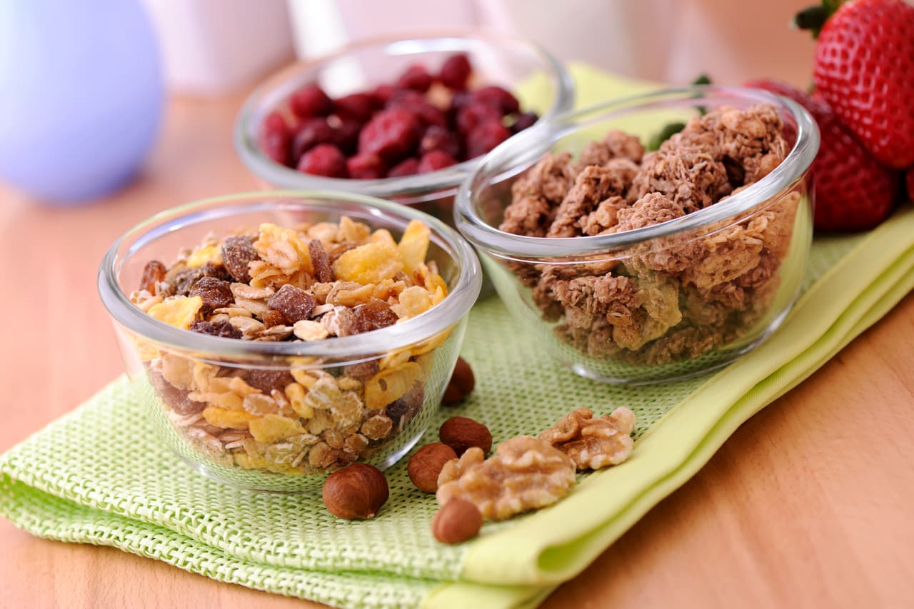 Ayúdate con un plato de buen tamaño que te permita controlar las porciones. Come más alimentos que sean bajos en calorías y ricos en nutrientes, y disminuye aquellos con alto contenido de sodio.