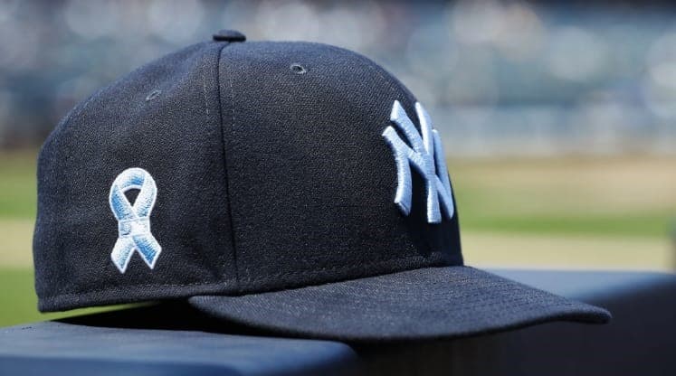 Ya sea en calcetines, gorras o guantes, los equipos tiñeron de azul sus logos.