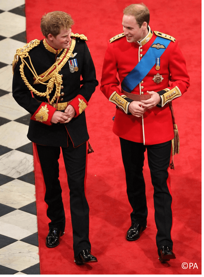 Esa es solo una de las diferencias entre las bodas de los dos hijos del príncipe Carlos, destacando un intento de celebrar una ceremonia más sencilla en el caso de Harry, el menor.