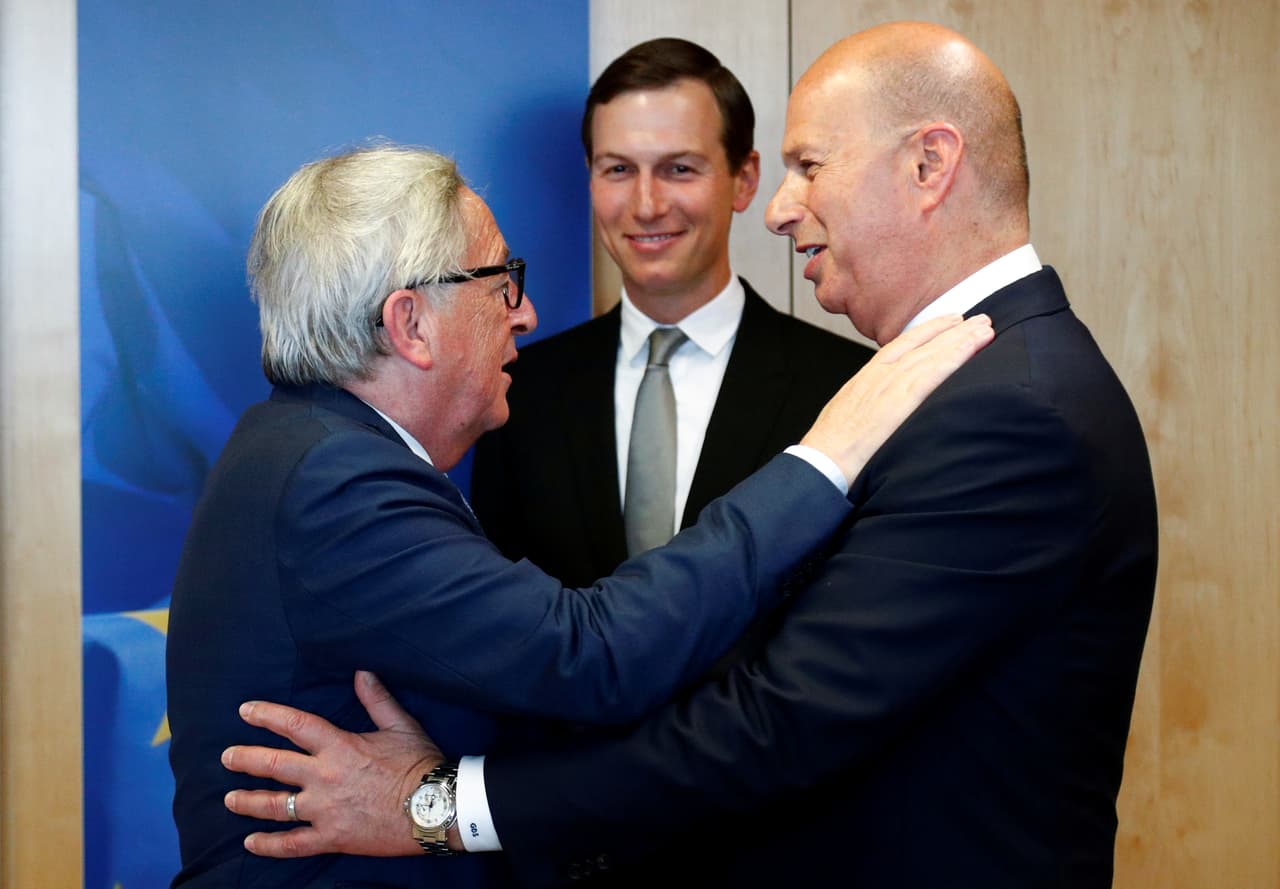 En esta gráfica, el expresidente de la Comisión Europea, Jean-Claude Juncker (a la izquierda), saluda al embajador de Estados Unidos ante la UE, Gordon Sondland, momento en el que también está el asesor principal de la Casa Blanca, Jared Kushner.