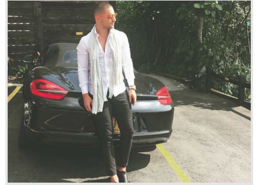 El cantante es feliz c
<b>onduciendo su deportivo</b> cuando se encuentra en Colombia.