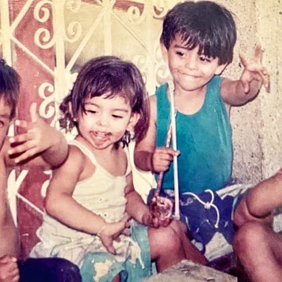 Fue el 30 de Abril, fecha en la que se celebra el Día del Niño en México, que nuestra presentadora compartió esta tierna imagen de su infancia.