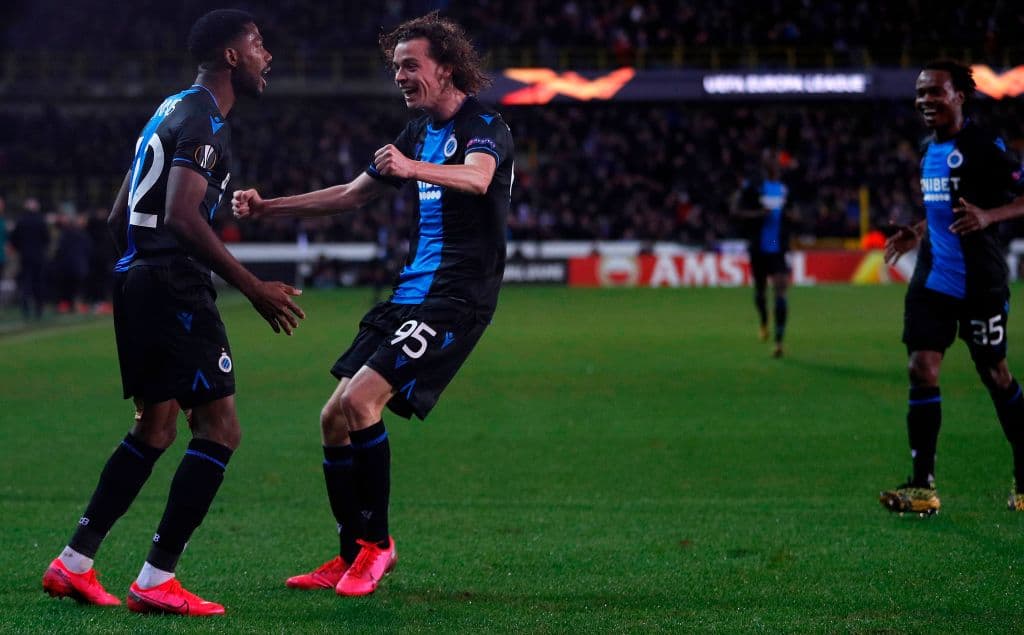 Maxim De Cuyper y todos sus compañeros corren a festejar con el autor del primer gol.