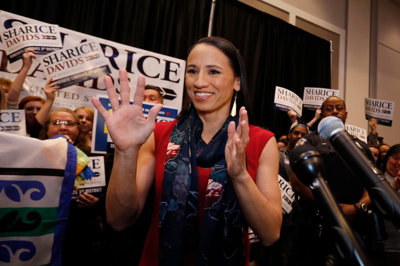 <b>Sharice Davids. </b>Venció al republicano Kevin Yoder en el Distrito 3 de Kansas. Junto a Deb Haaland será una de las primeras nativas americanas en la Cámara Baja. También será la primera representante abiertamente gay.