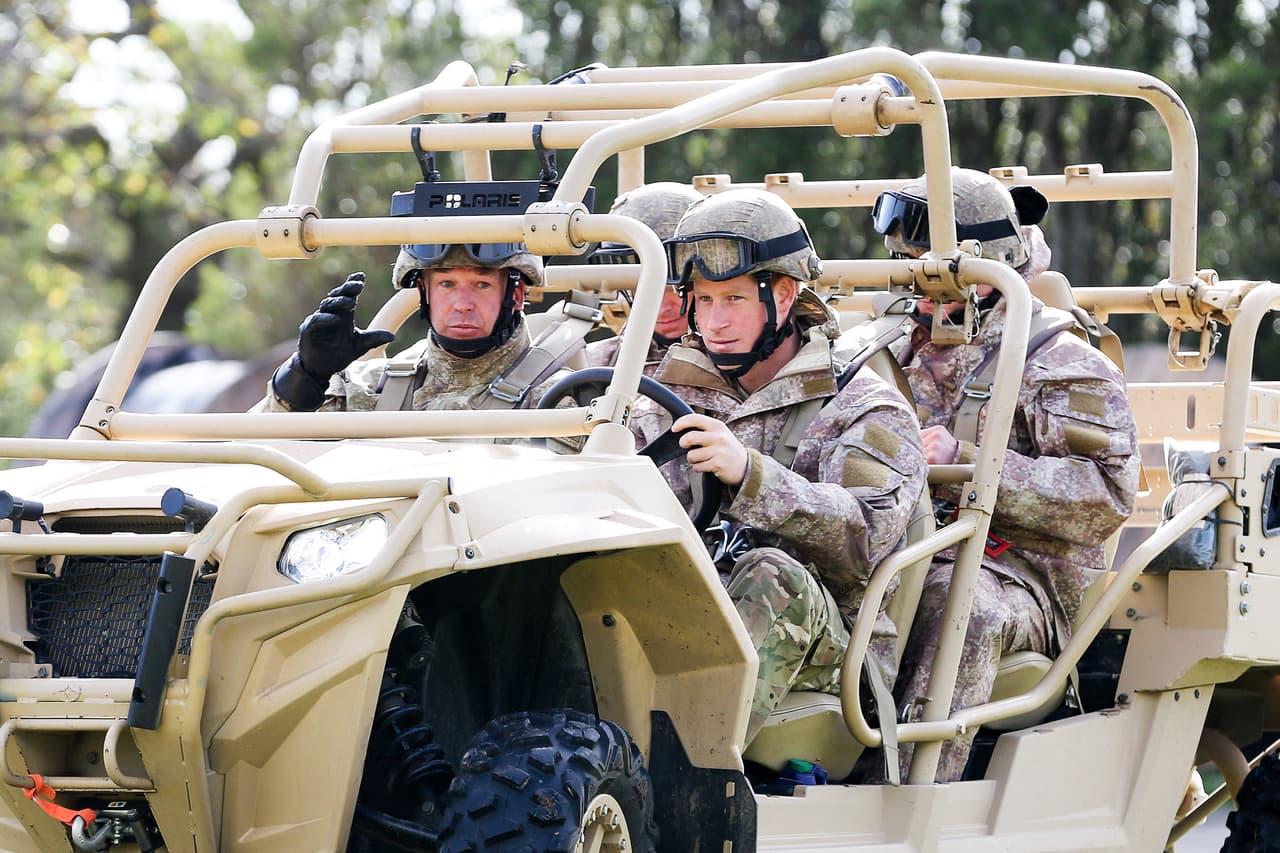 Claramente Harry sabe qué hacer al
<b>comando de un vehículo militar</b>, como en este caso cuando participa en maniobras militares con miembros del ejército de Nueva Zelandia en 2015.