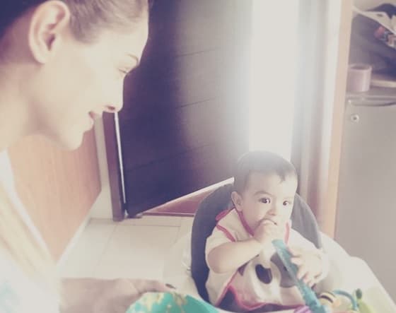 Por más ocupada que esté siempre se toma tiempo para estar con su hijo.