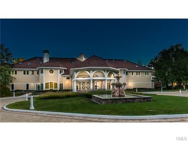 El presidente de Prudencial Premier Homes en Farmington y experto en residencias en Connecticut, Rob Giuffria, dijo no creer que la celebridad pueda vender la propiedad por más de 5 millones.