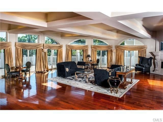 Curtis James Jackson III, mejor conocido como 50 Cent, vivió en esta casa impresionante propiedad de 21 habitaciones y 25 baños.