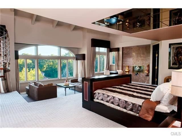 Sin embargo, aún no logra encontrar alguien que quiera vivir en su exquisita mansión de Farmington.