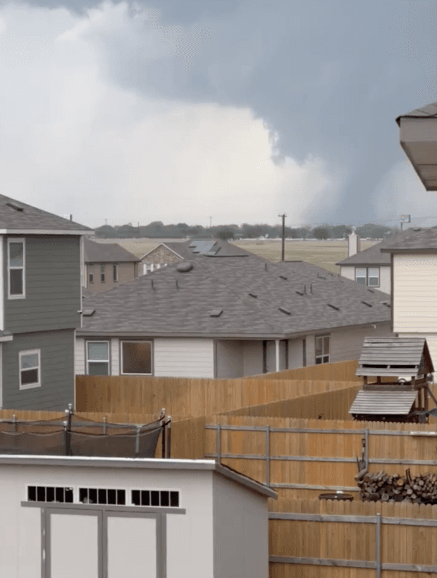 Varias personas resultaron heridas el martes después de que los tornados tocaran tierra en el condado de Bell, Texas, según las autoridades.