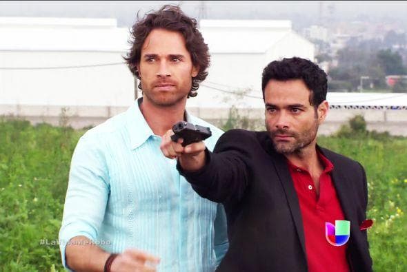 'Alejandro' y 'José Luis' dejaron atrás sus rencores y juntos enfrentaron al malvado de 'Pedro Medina', esto en 'Lo que la vida me robó'.