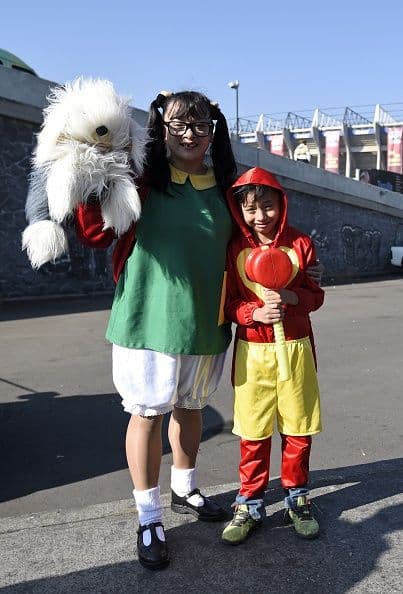 Una mujer caracterizada como Chilindrina, con todo y pecas, junto con este pequeño vestido de Chapulin Colorado entraron al homenaje de Chespirito.  