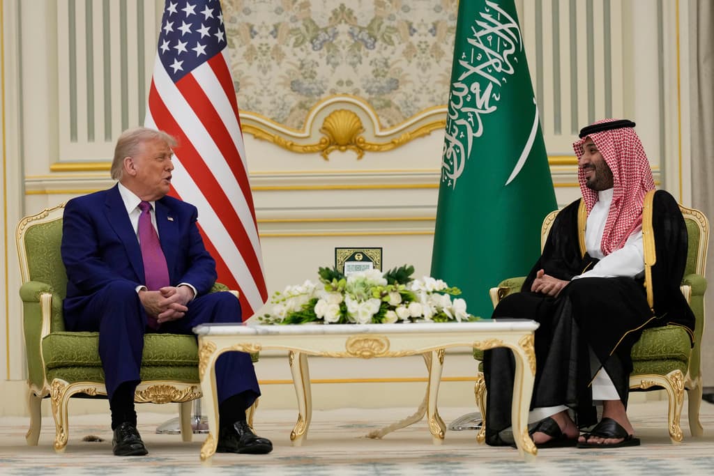 El presidente Donald Trump y el príncipe heredero de Arabia Saudita, Mohammed bin Salman, durante una reunión en el palacio real de Riad este martes. El acuerdo en defensa ha sido descrito como el mayor de la historia de Estados Unidos con Arabia Saudita.
