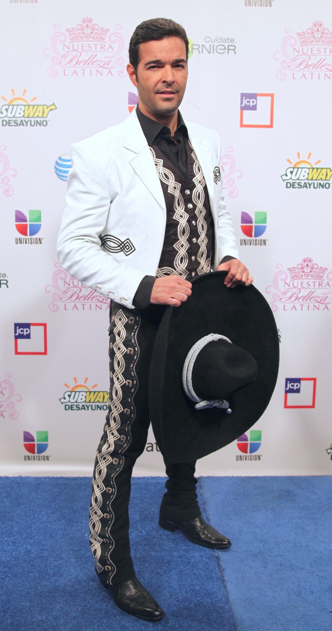 El traje de charro por sí solo le da muchísima presencia a quien lo tiene puesto.