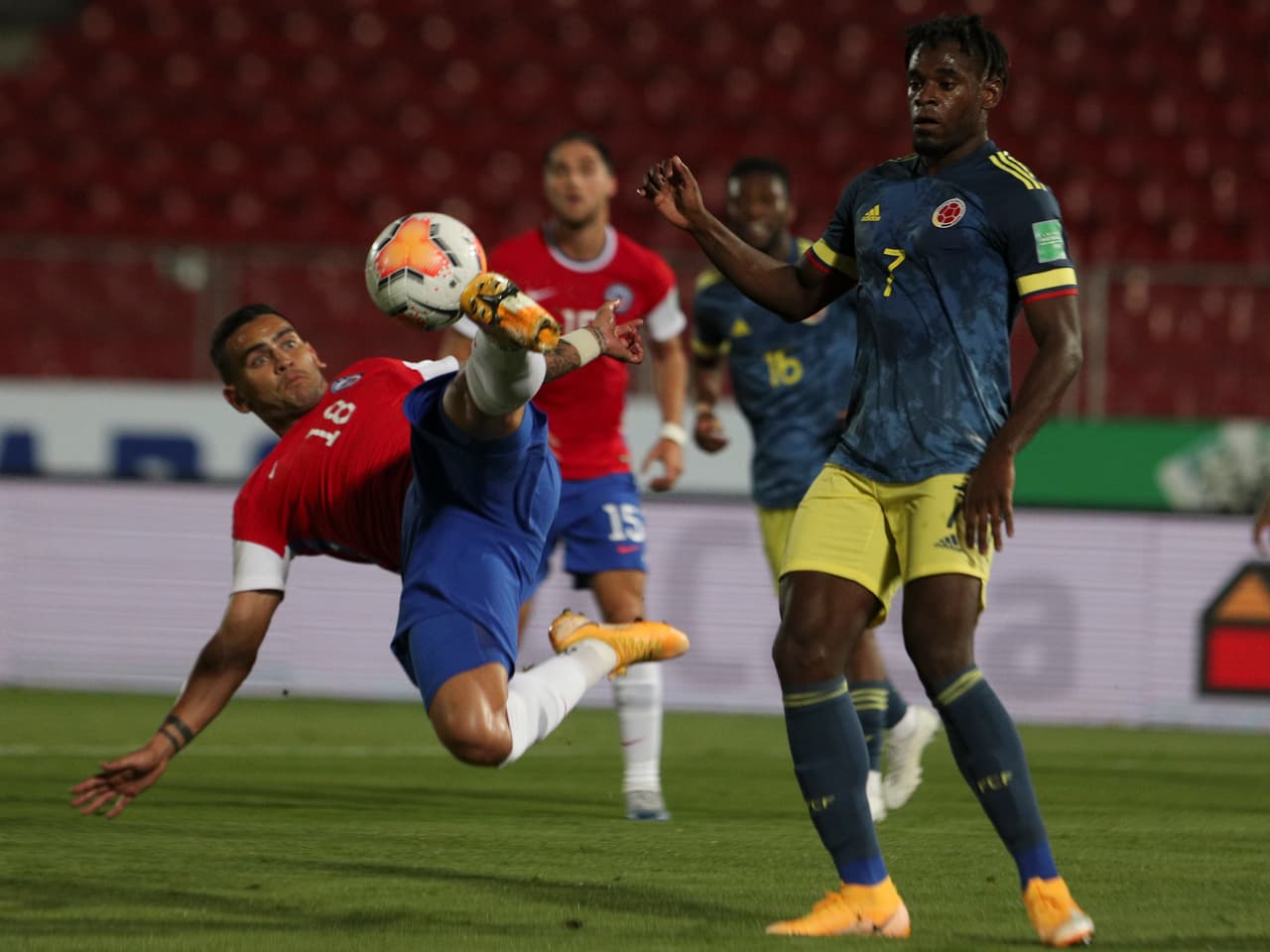 Colombia conisgue llevarse un valioso punto en el último minuto al empatar 2-2 en su visita a Chile.