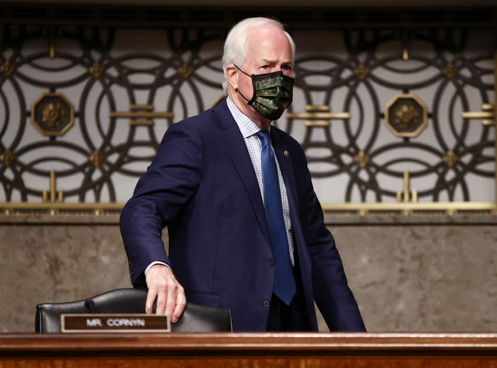 El senador 
<b>John Cornyn</b>, quien ocupa el puesto desde 2002, y consiguió este noviembre su cuarta reelección ha mantenido una postura ambigua. En público asegura que hay motivos para tener dudas, pero en reuniones con periodistas ha reconocido que los republicanos deben prepararse para trabajar con el presidente electo Joe Biden, de acuerdo con 
<i><a href="https://www.texastribune.org/2020/11/19/john-cornyn-donald-trump/" target="_blank">The Texas Tribune</a></i>.