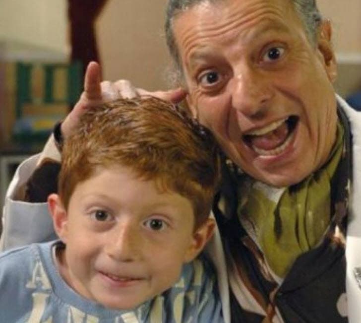 Entre todos los personajes de 
<b><a href="https://www.univision.com/shows/vecinos" target="_blank">Vecinos</a></b>, uno de los más entrañables por la audiencia es 
<b><a href="https://www.univision.com/shows/vecinos/benito-rivers-estrena-nuevo-romance" target="_blank">Benito Rivers</a></b>, el pelirrojo niño de nariz respingada que era víctima de sus padres. 
<br>