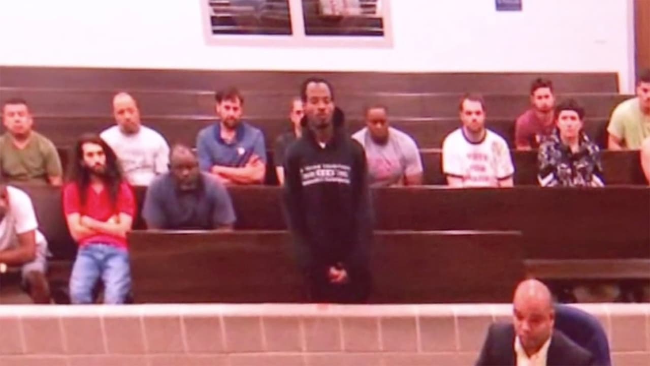 El mismo 
<b>11 de mayo </b>en la noche, Derion Vence comparece ante un juez de causa probable en el que los fiscales 
<a href="https://www.univision.com/local/houston-kxln/confirman-el-arresto-del-padrastro-de-la-nina-maleah-davis-por-manipular-evidencia-nuevas-pruebas-lo-incriminan">revelan detalles de las investigaciones</a>. Dicen que encontraron 
<b>muestras de sangre de la víctima </b>en el apartamento que Vence compartía con la madre de la niña y que un 
<b>perro entrenado para identificar olores de cadáveres reaccionó positivamente al acercarlo a la cajuela del vehículo del sujeto</b>. Vence permanece detenido con una fianza de un millón de dólares.