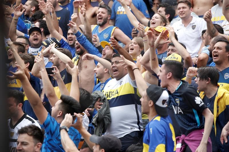 Los hinchas de Boca Juniors y River Plate viven con pasión la ida en la final de Copa Libertadores. Los xeneizes lo disfrutan en La Bombonera, mientras los 'millonarios' apoyan en el Monumental, pues no pueden ir al estadio de su rival.