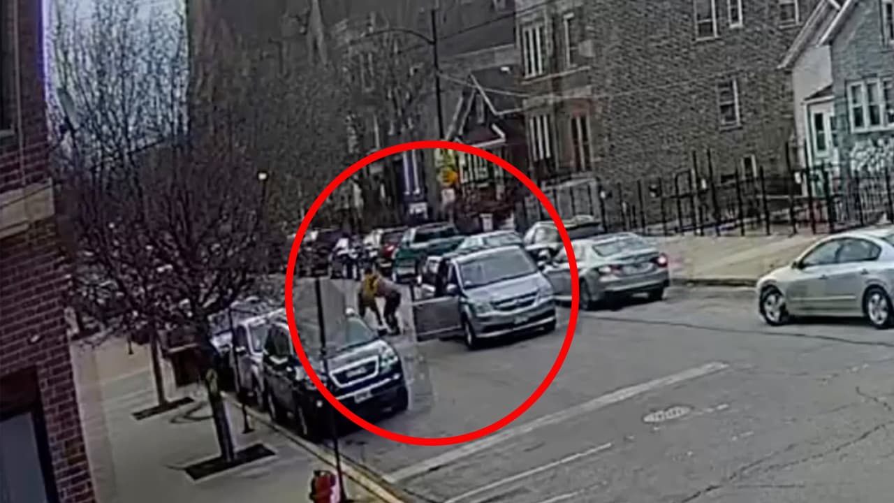 Buscan a tres jóvenes acusados de golpear y robar al director de Chicago Film Office