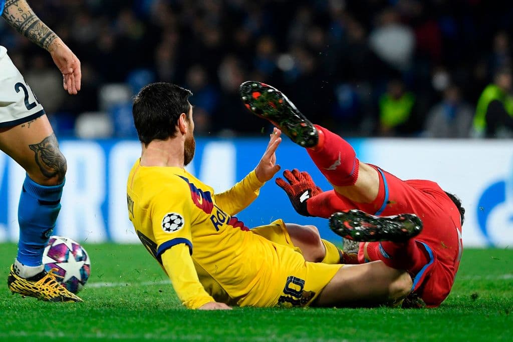 Lionel Messi llega tarde al centro de Arturo Vidal, se lleva un fuerte choque con David Ospina y se lleva la tarjeta amarilla.