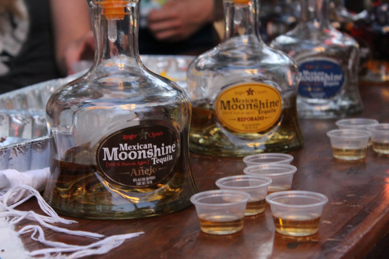 Las bebidas producidas con agave son exhibidas en el festival.